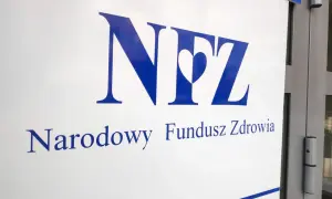 Logo NFZ i napis "Narodowy Fundusz Zdrowia". Dowiedz się, jak sprawdzić kolejkę do sanatorium.