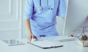 Asystent medyczny vs. lekarz asystent: Kto jest kim w szpitalu?