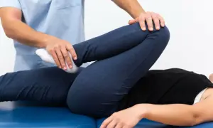 Fizjoterapeuta wykonuje ćwiczenia z pacjentem. Dowiedz się, jak zostać fizjoterapeutą i pomagać innym.