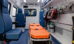 Transport medyczny: ile zapłacisz? NFZ czy prywatnie?