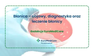 Błonica objawy: dłoń w rękawiczce trzyma szalkę Petriego z hodowlą bakteryjną. Tekst informuje o błonicy, jej objawach, diagnostyce i leczeniu.