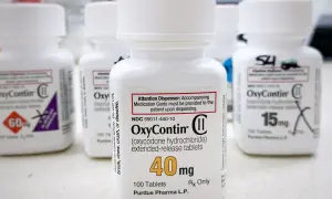 Butelki leku OxyContin, w tym 40 mg, 60 mg i 15 mg. Lek ten jest stosowany w leczeniu bólu.