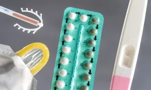 Tabletki antykoncepcyjne bez recepty, prezerwatywa, wkładka domaciczna i test ciążowy. Różne metody antykoncepcji.