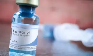 Fiolka z fentanyl, silnym lekiem przeciwbólowym, budzi obawy o jego dostępność i nadużywanie w Polsce.