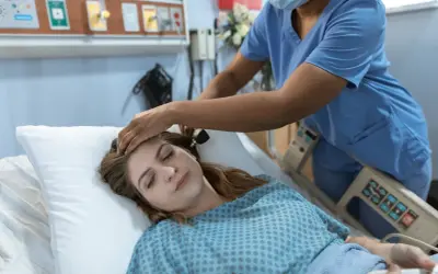 Pielęgniarka bada pacjentkę w szpitalu. To obraz inspirujący do rozważań, jak zostać pielęgniarką i pomagać innym.