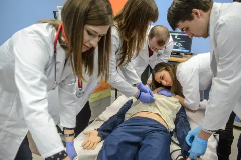 Medycyna w Polsce: Kiedy za darmo, a kiedy płatnie? Koszty studiów