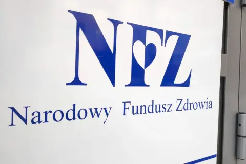 Logo NFZ i napis "Narodowy Fundusz Zdrowia". Dowiedz się, jak sprawdzić kolejkę do sanatorium.