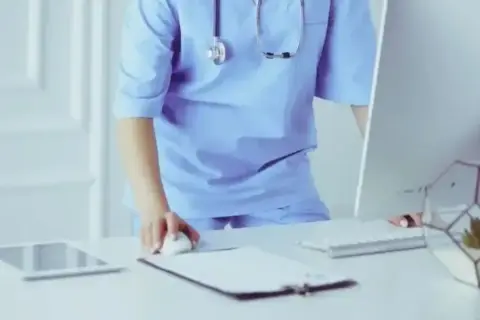 Asystent medyczny vs. lekarz asystent: Kto jest kim w szpitalu?
