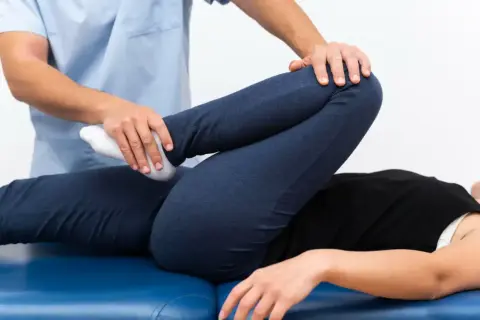Fizjoterapeuta wykonuje ćwiczenia z pacjentem. Dowiedz się, jak zostać fizjoterapeutą i pomagać innym.