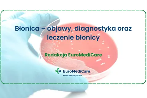 Błonica objawy: dłoń w rękawiczce trzyma szalkę Petriego z hodowlą bakteryjną. Tekst informuje o błonicy, jej objawach, diagnostyce i leczeniu.