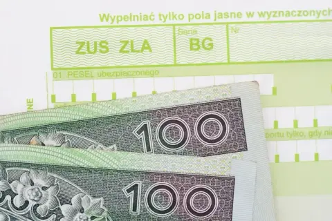 ZUS ZLA i banknoty 100 zł. Czy pracodawca widzi kod choroby na druku ZUS?