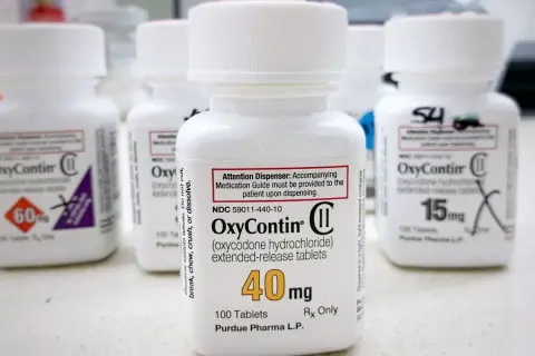 Butelki leku OxyContin, w tym 40 mg, 60 mg i 15 mg. Lek ten jest stosowany w leczeniu bólu.