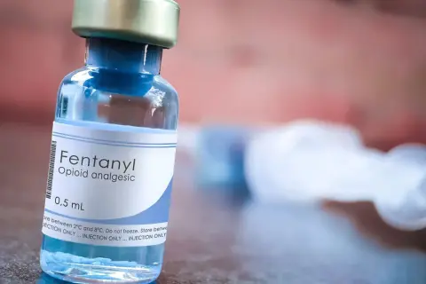Fiolka z fentanyl, silnym lekiem przeciwbólowym, budzi obawy o jego dostępność i nadużywanie w Polsce.