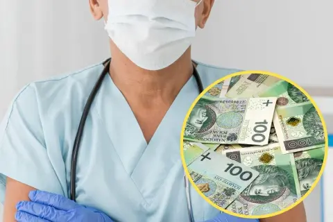 Lekarz w maseczce i rękawiczkach, obok stos banknotów 100 zł. Temat: lekarz zarobki.