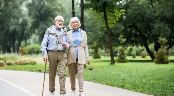 Para, idąc przez park, planuje wspólny wyjazd do sanatorium. Wniosek o wspólny wyjazd do sanatorium wzór za darmo, to ich cel.