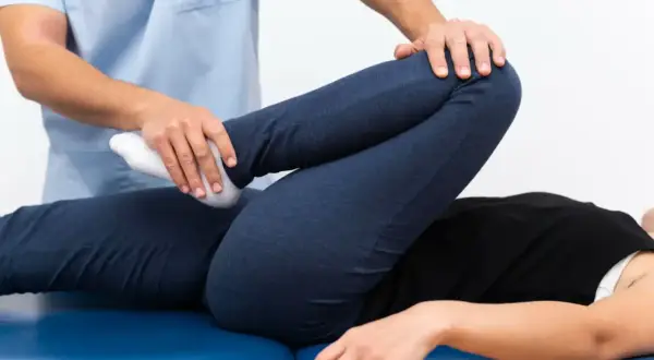Fizjoterapeuta wykonuje ćwiczenia z pacjentem. Dowiedz się, jak zostać fizjoterapeutą i pomagać innym.
