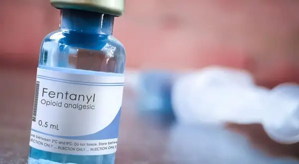 Fiolka z fentanyl, silnym lekiem przeciwbólowym, budzi obawy o jego dostępność i nadużywanie w Polsce.