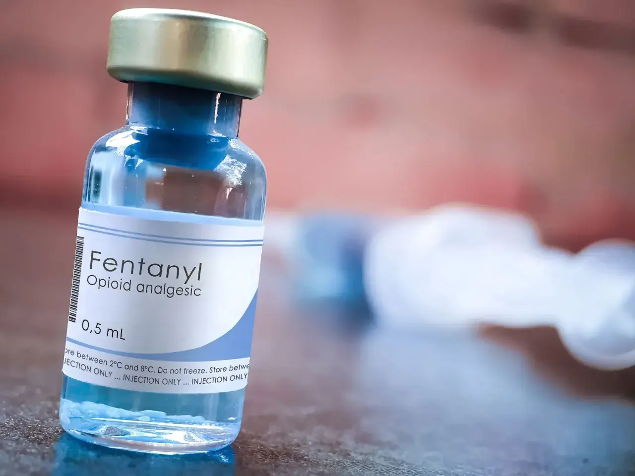 Fiolka z fentanyl, silnym lekiem przeciwbólowym, budzi obawy o jego dostępność i nadużywanie w Polsce.