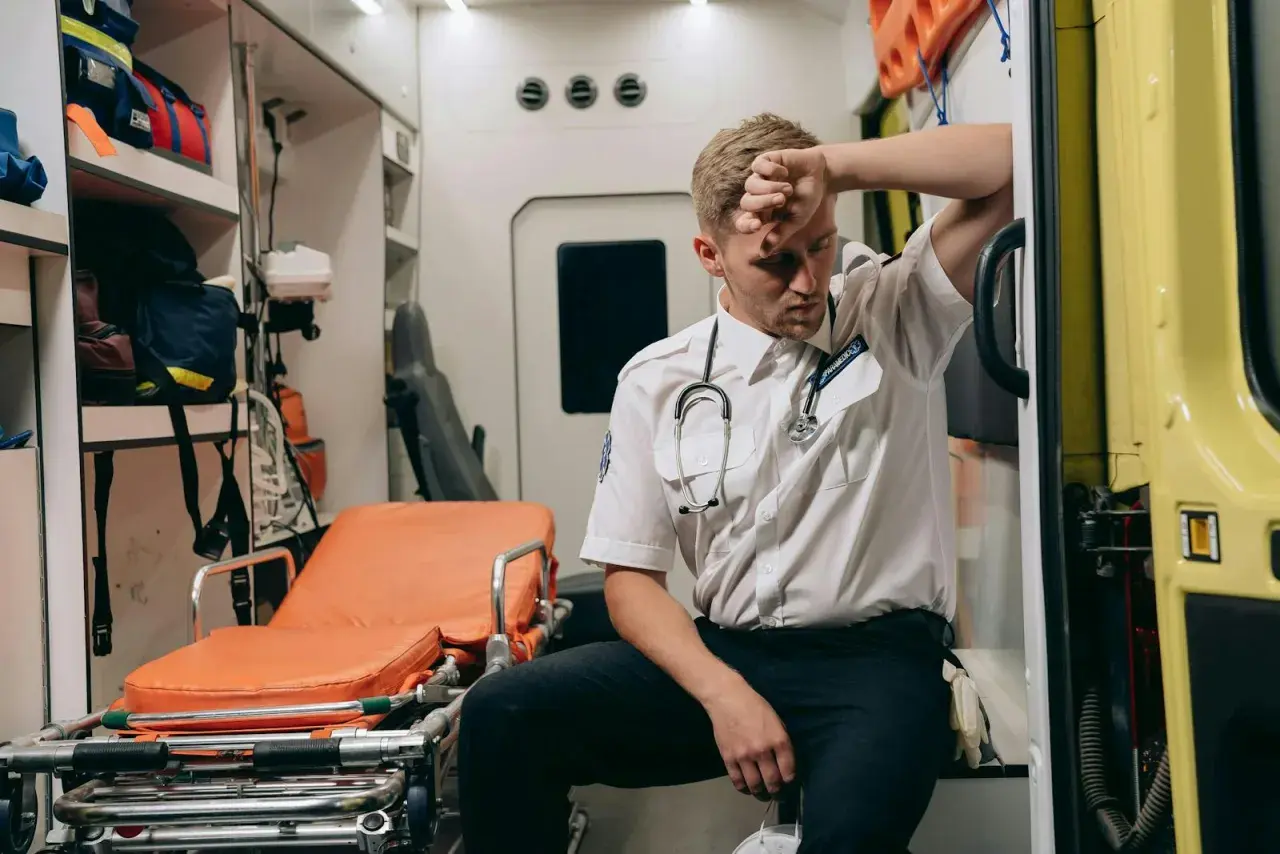 Ratownik medyczny na SOR: zarobki od podstawy do 15 000 zł netto