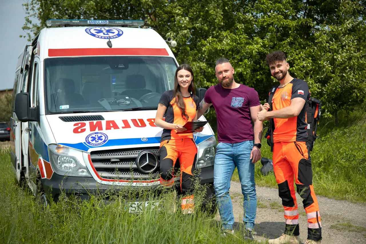 Ile zarabia ratownik medyczny na godzinę? Stawki, dodatki, formy zatrudnienia