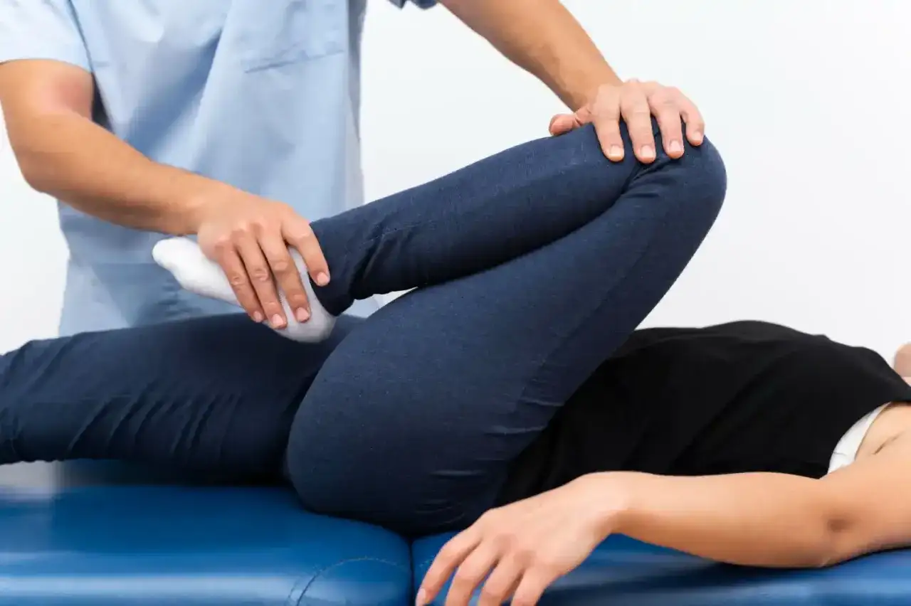 Fizjoterapeuta wykonuje ćwiczenia z pacjentem. Dowiedz się, jak zostać fizjoterapeutą i pomagać innym.