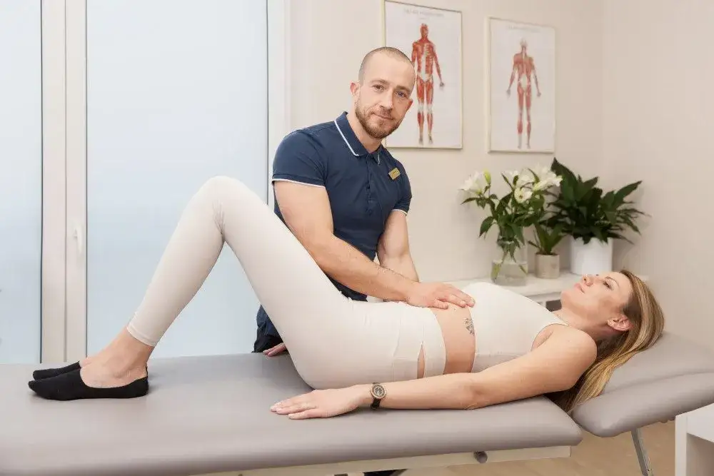 osteopata podczas terapii manualnej