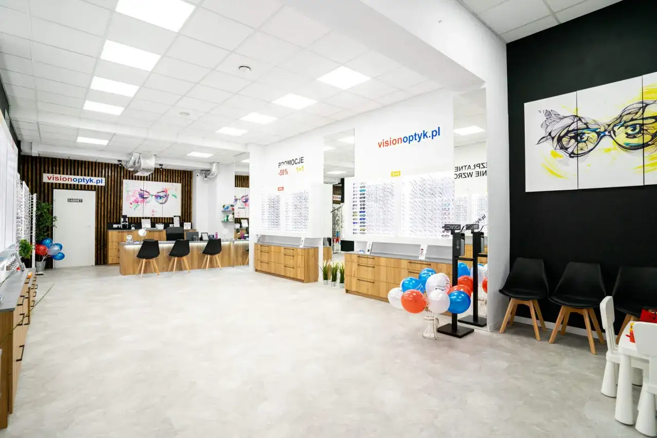 Nowoczesny salon optyczny z ekspozycją okularów i wygodnymi fotelami. Czy do okulisty potrzebne jest skierowanie? Sprawdź w Visionoptyk.pl!