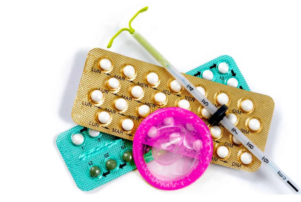 Różne metody antykoncepcji hormonalnej: tabletki, wkładka domaciczna i prezerwatywa.