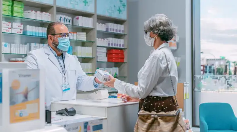 Apteka / Farmaceuta wydający leki