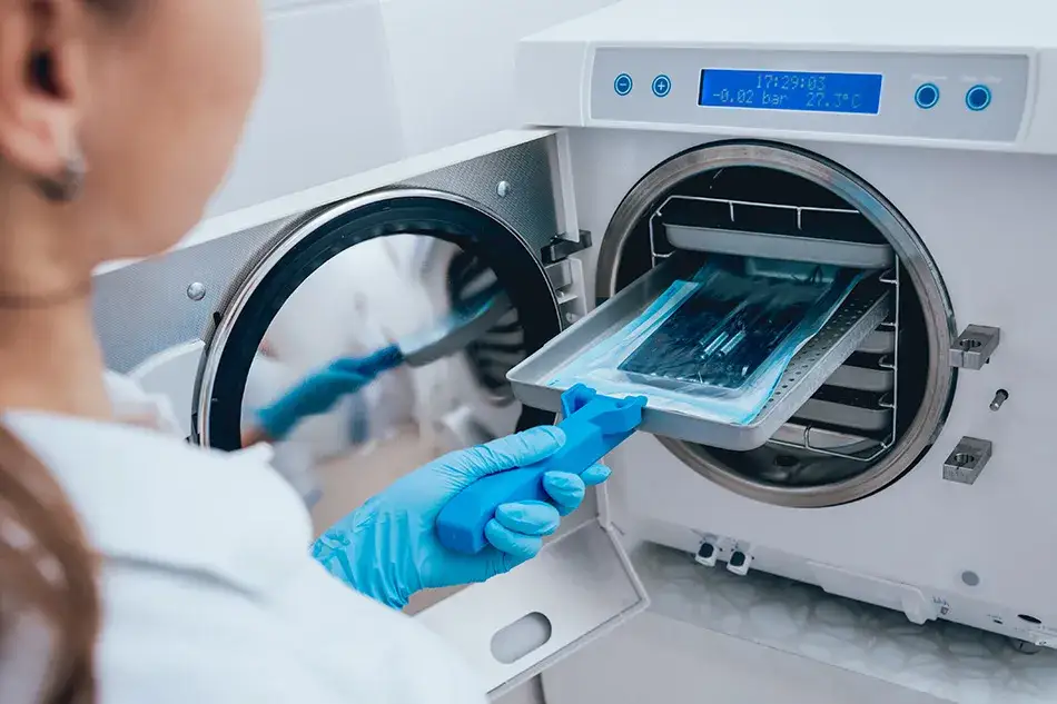 Technik sterylizacji medycznej przy pracy lub etapy sterylizacji narzędzi