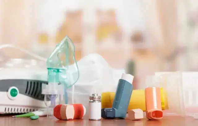 Opiekun medyczny podaje leki nebulizator