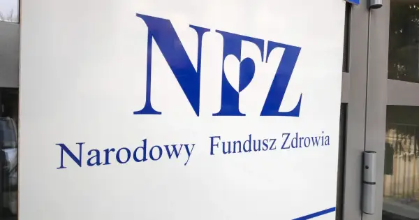 Logo NFZ i napis "Narodowy Fundusz Zdrowia". Dowiedz się, jak sprawdzić kolejkę do sanatorium.