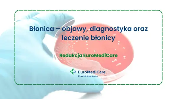Błonica objawy: dłoń w rękawiczce trzyma szalkę Petriego z hodowlą bakteryjną. Tekst informuje o błonicy, jej objawach, diagnostyce i leczeniu.