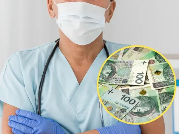 Lekarz w maseczce i rękawiczkach, obok stos banknotów 100 zł. Temat: lekarz zarobki.